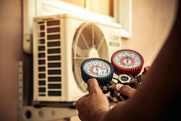 Professional Ac Installation technician working in Woodburn, VA